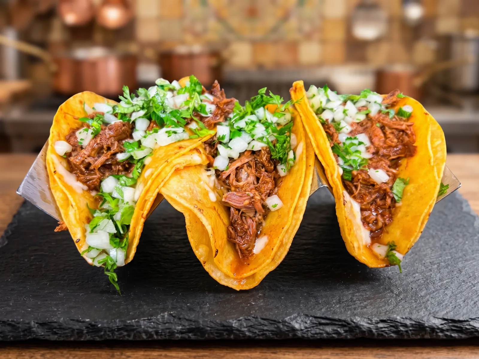 Tacos con carne, cilantro y cebolla